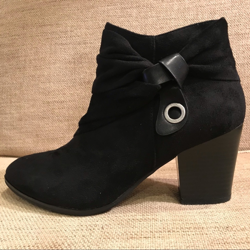 NWOT! Naturalizer Graham 7M BLACK SUEDE BOOTIES. 2 3/4 inch heel.
